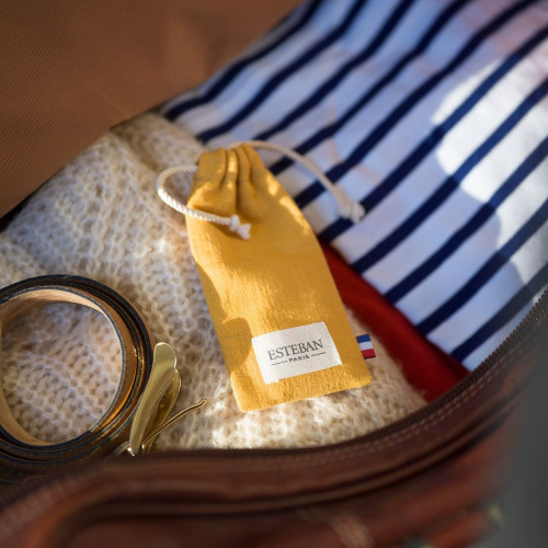 Pouch store for perfume